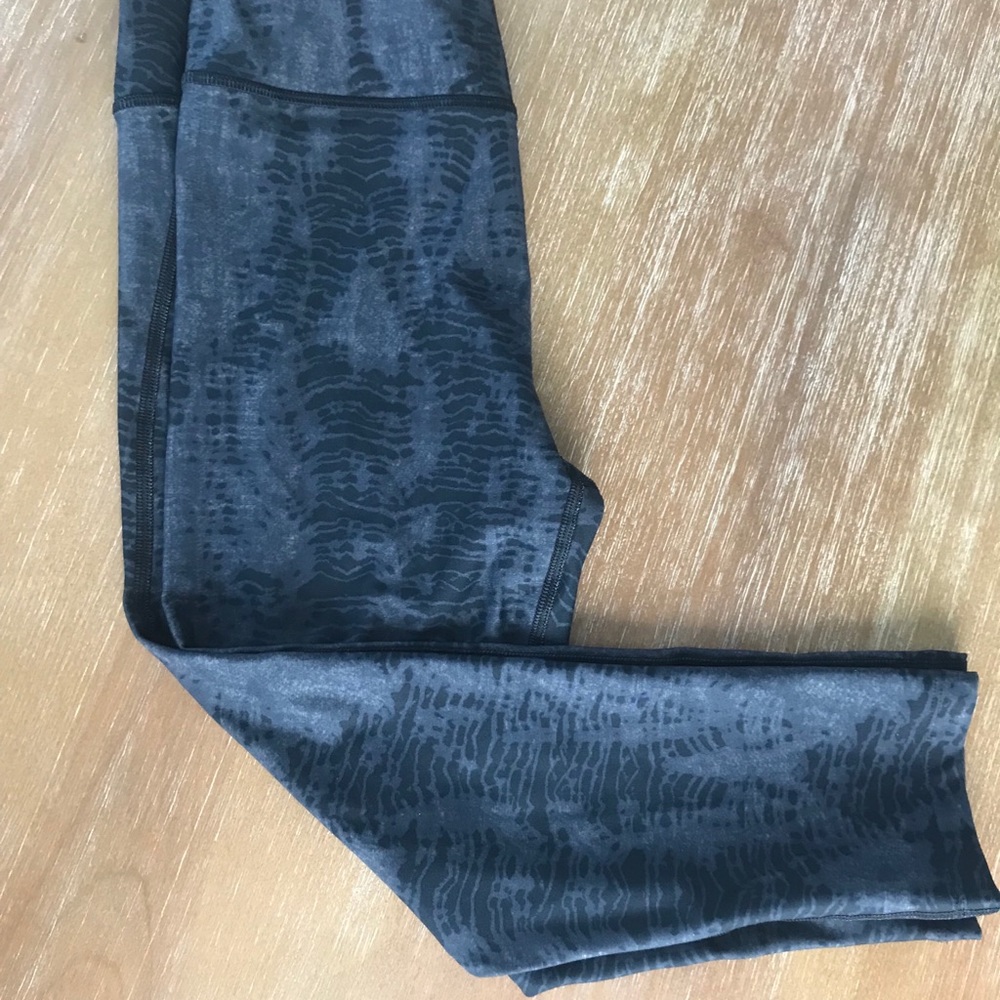 Under Armour - Sz. Small - Black patterned legging